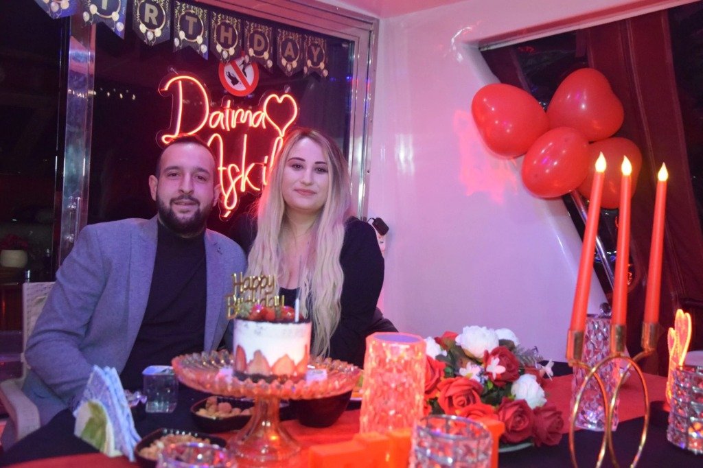 Teknede & Yatta Doğum Günü Sevgiliyle Baş Başa Paket Sevgiliyle Baş Başa 2 Saatlik Lüks Yatta Doğum Günü